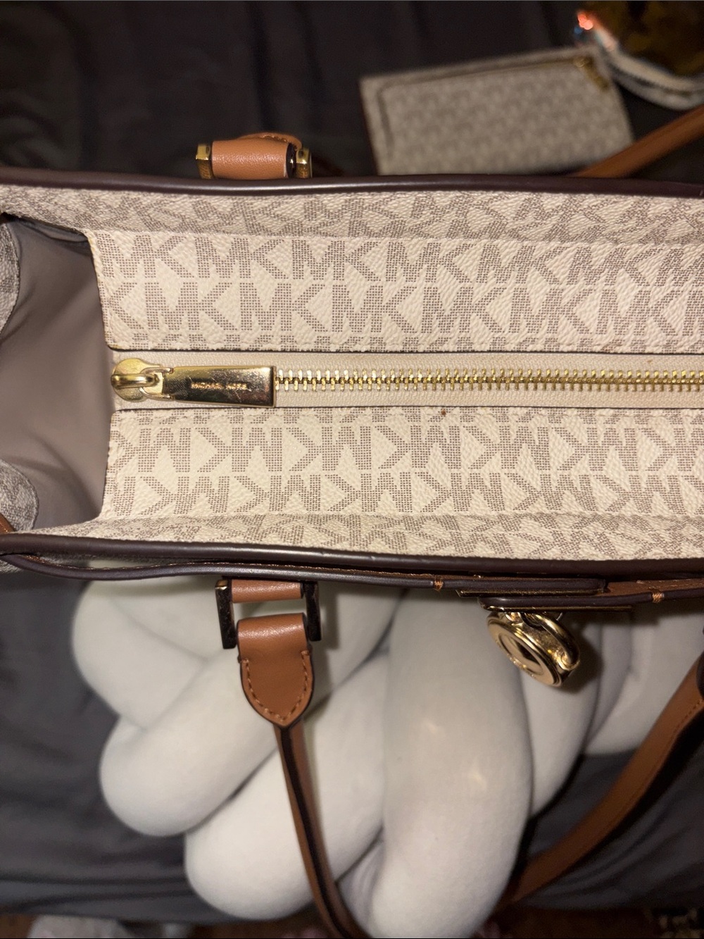 Michael Kors Signature Tote in Vanilla with Acorn Trim and Matching Wallet - Picture 13 of 16